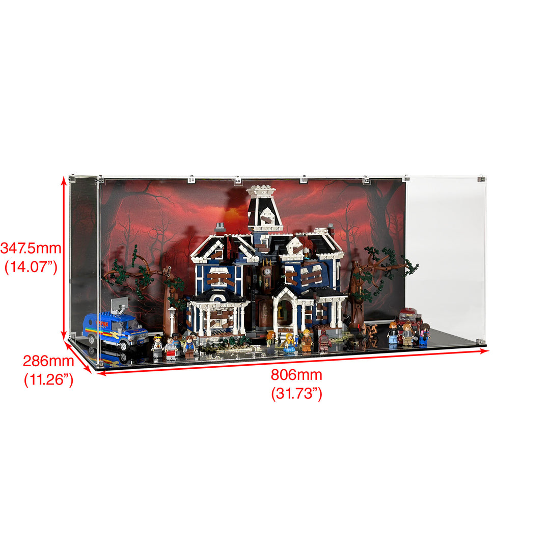 The LEGO Creel House is set in a display case with an red and ominous Upside Down background, with measurements of the case noted around the outside (347.5mm high, by 286mm deep, by 806mm wide)